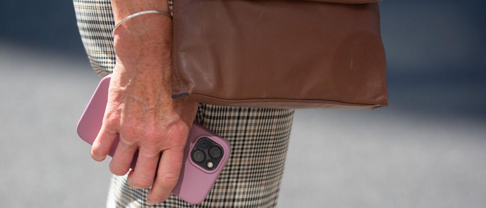 Immer wieder werden Passanten in London die Smartphones aus der Hand gerissen. (Symbolbild)