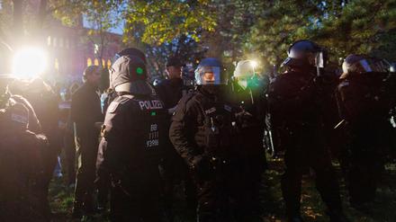 Polizisten stehen bei einer Kundgebung gegen Israel in Berlin-Mitte. 