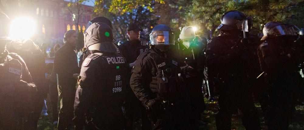 Polizisten stehen bei einer Kundgebung gegen Israel in Berlin-Mitte. 