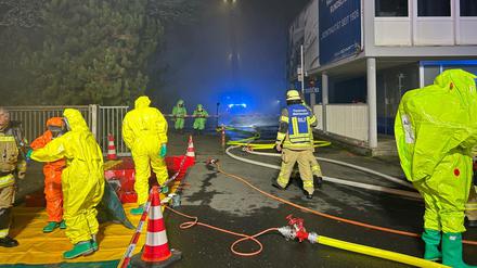Auf diesem Standbild aus einem Video ist ein Großeinsatz zu sehen, nachdem in einem Industriebetrieb in der Gemeinde Mainaschaff eine Gaswolke freigesetzt worden ist.