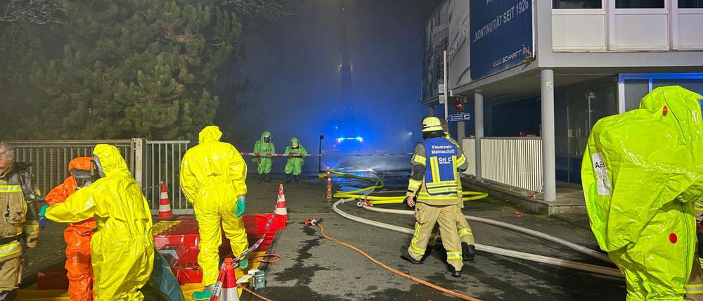 Auf diesem Standbild aus einem Video ist ein Großeinsatz zu sehen, nachdem in einem Industriebetrieb in der Gemeinde Mainaschaff eine Gaswolke freigesetzt worden ist.