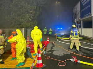 Auf diesem Standbild aus einem Video ist ein Großeinsatz zu sehen, nachdem in einem Industriebetrieb in der Gemeinde Mainaschaff eine Gaswolke freigesetzt worden ist.