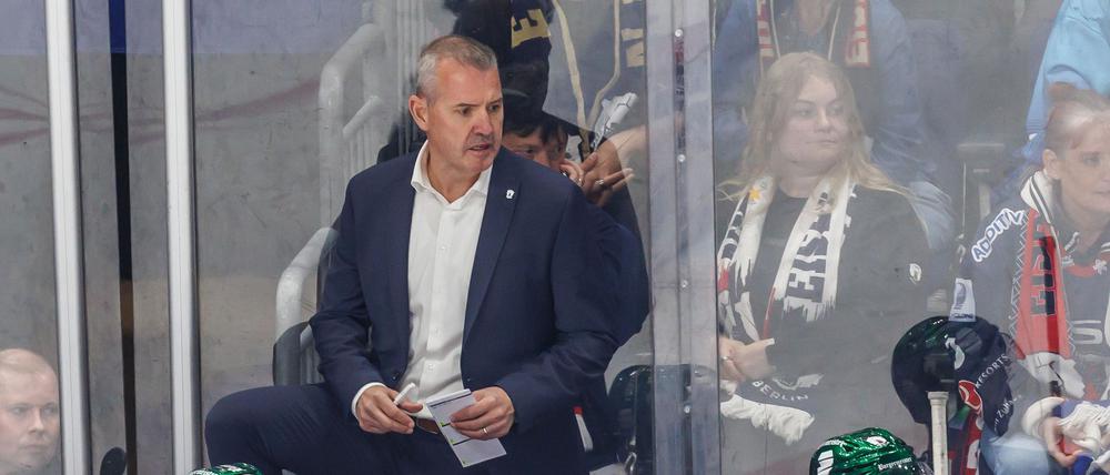 Trainer Serge Aubin und die Eisbären Berlin müssen in der CHL eine weitere Niederlage hinnehmen.