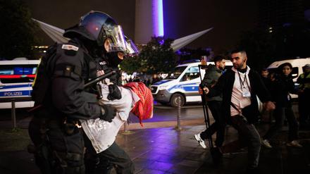 Die Beamten nehmen die Personalien zahlreicher Demonstrantinnen und Demonstranten auf.
