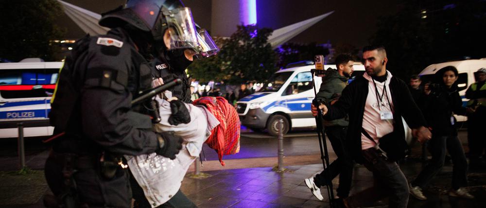 Die Beamten nehmen die Personalien zahlreicher Demonstrantinnen und Demonstranten auf.