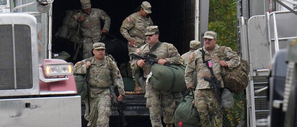 Mitglieder der Nationalgarde aus Texas sind in Illinois angekommen. 