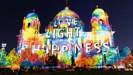 Im Berliner Dom erwarten die Besucher im Innern elektronische Musik und dreidimensionale Lichtprojektionen.