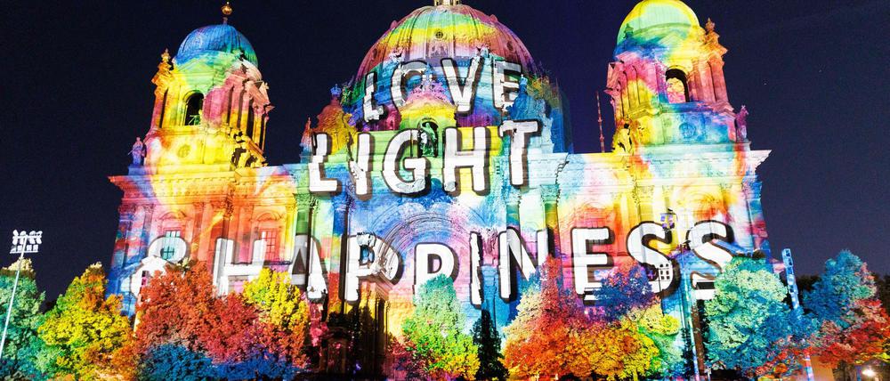 Im Berliner Dom erwarten die Besucher im Innern elektronische Musik und dreidimensionale Lichtprojektionen.