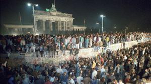 Menschen auf der Berliner Mauer vor dem Brandenburger Tor in der Nacht vom 9. auf den 10.11.1989.