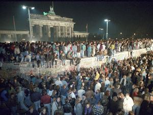 Menschen auf der Berliner Mauer vor dem Brandenburger Tor in der Nacht vom 9. auf den 10.11.1989.