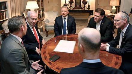 Washington: Benjamin Netanjahu (2.v.l), Ministerpräsident Israels, trifft sich mit dem Nationalen Sicherheitsberater der USA, Mike Waltz (l), und dem Sondergesandten von US-Präsident Donald Trump für den Nahen Osten, Steve Witkoff (3.v.l), in Begleitung des israelischen Ministers für strategische Angelegenheiten, Ron Dermer (2.v.r), des Botschafters in den USA, Yechiel Leiter (r), und des Nationalen Sicherheitsberaters Tzachi Hanegbi