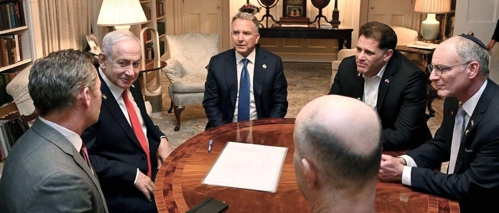Washington: Benjamin Netanjahu (2.v.l), Ministerpräsident Israels, trifft sich mit dem Nationalen Sicherheitsberater der USA, Mike Waltz (l), und dem Sondergesandten von US-Präsident Donald Trump für den Nahen Osten, Steve Witkoff (3.v.l), in Begleitung des israelischen Ministers für strategische Angelegenheiten, Ron Dermer (2.v.r), des Botschafters in den USA, Yechiel Leiter (r), und des Nationalen Sicherheitsberaters Tzachi Hanegbi