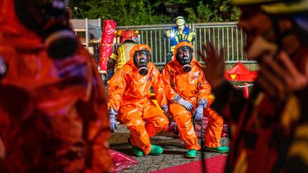 Kräfte der Feuerwehr sind mit Atemschutz im Einsatz. Durch einen Störfall in einem Industriebetrieb für Oberflächenveredlung wurde eine möglicherweise giftige Gaswolke freigesetzt.