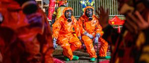 Kräfte der Feuerwehr sind mit Atemschutz im Einsatz. Durch einen Störfall in einem Industriebetrieb für Oberflächenveredlung wurde eine möglicherweise giftige Gaswolke freigesetzt.