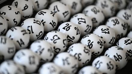 Lottokugeln liegen am Rande der Pressekonferenz von Lotto Hessen zum Geschäftsjahr 2023 in einem Koffer.
