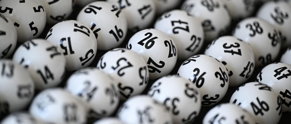 Lottokugeln liegen am Rande der Pressekonferenz von Lotto Hessen zum Geschäftsjahr 2023 in einem Koffer.