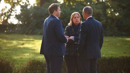 Bundeskanzler Friedrich Merz (CDU, r) spricht mit Vizekanzler und Finanzminister Lars Klingbeil und Arbeitsministerin Bärbel Bas (beide SPD) vor einer zweitägigen Kabinettssitzung in der Villa Borsig in Berlin. 
