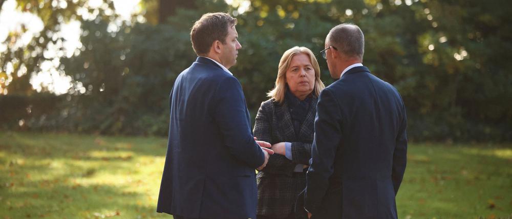 Bundeskanzler Friedrich Merz (CDU, r.) spricht mit Vizekanzler und Finanzminister Lars Klingbeil und Arbeitsministerin Bärbel Bas (beide SPD) vor einer zweitägigen Kabinettssitzung in der Villa Borsig in Berlin.