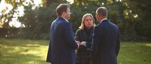 Bundeskanzler Friedrich Merz (CDU, r.) spricht mit Vizekanzler und Finanzminister Lars Klingbeil und Arbeitsministerin Bärbel Bas (beide SPD) vor einer zweitägigen Kabinettssitzung in der Villa Borsig in Berlin. 