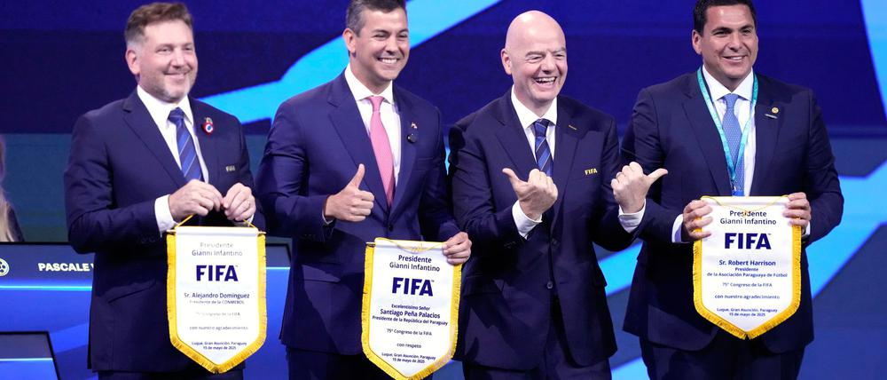 Gianni Infantino (2. von rechts) mit den Verbandsbossen der WM-Gastgeber Südamerikas