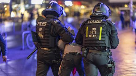 In Berlin-Mitte versammelten sich trotz Verbots rund 500 Hamas-Anhänger am Alexanderplatz und verlegten die Demo zum Neptunbrunnen. 