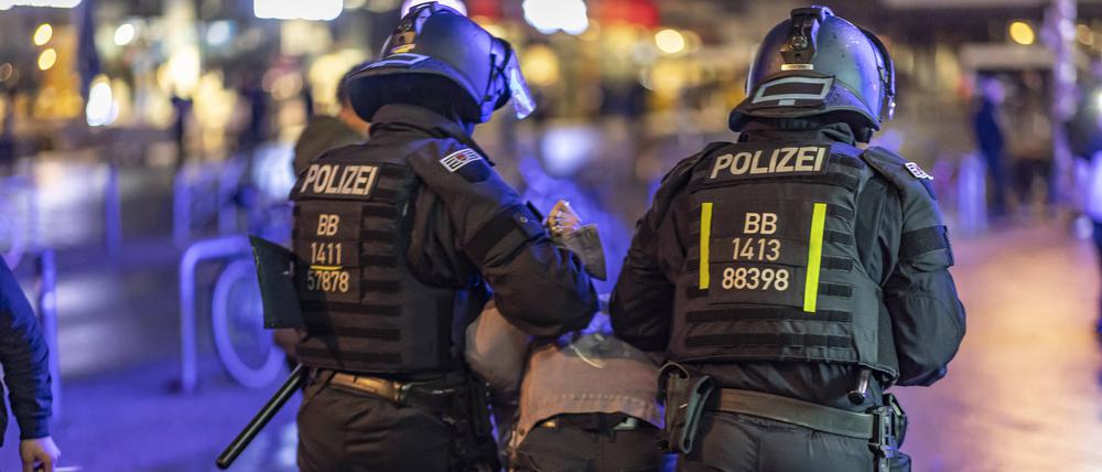 In Berlin-Mitte versammelten sich trotz Verbots rund 500 Hamas-Anhänger am Alexanderplatz und verlegten die Demo zum Neptunbrunnen.