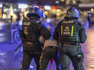 In Berlin-Mitte versammelten sich trotz Verbots rund 500 Hamas-Anhänger am Alexanderplatz und verlegten die Demo zum Neptunbrunnen. 