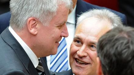 Der damalige CSU-Vorsitzende und damals neue bayerische Ministerpräsident Horst Seehofer (l) unterhält sich nach seiner Wahl im Bayerischen Landtag mit dem ehemaligen CSU-Vorsitzenden Erwin Huber. 