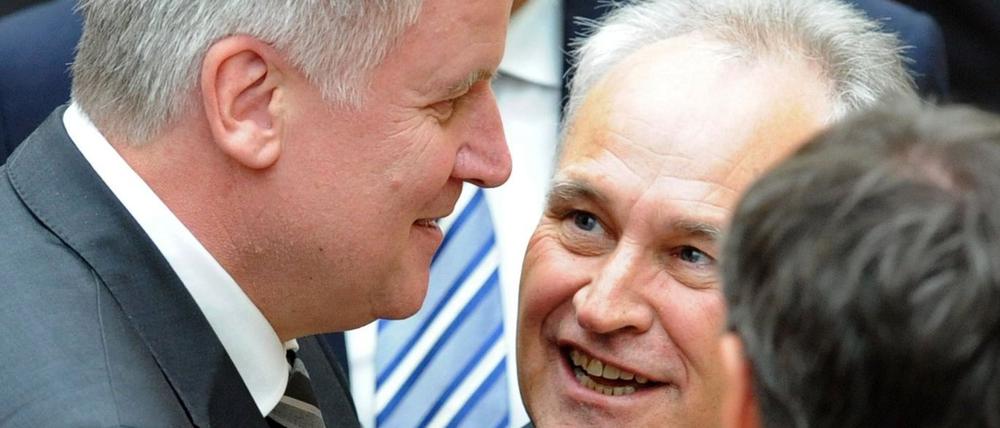 Der damalige CSU-Vorsitzende und damals neue bayerische Ministerpräsident Horst Seehofer (l) unterhält sich nach seiner Wahl im Bayerischen Landtag mit dem ehemaligen CSU-Vorsitzenden Erwin Huber. 