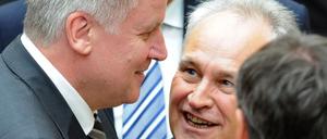 Der damalige CSU-Vorsitzende und damals neue bayerische Ministerpräsident Horst Seehofer (l) unterhält sich nach seiner Wahl im Bayerischen Landtag mit dem ehemaligen CSU-Vorsitzenden Erwin Huber. 