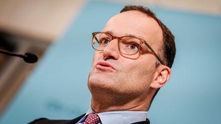 Jens Spahn, Vorsitzender der Unions-Fraktion im Bundestag, gibt zu Beginn der Sitzung seiner Bundestagsfraktion eine Pressekonferenz. 