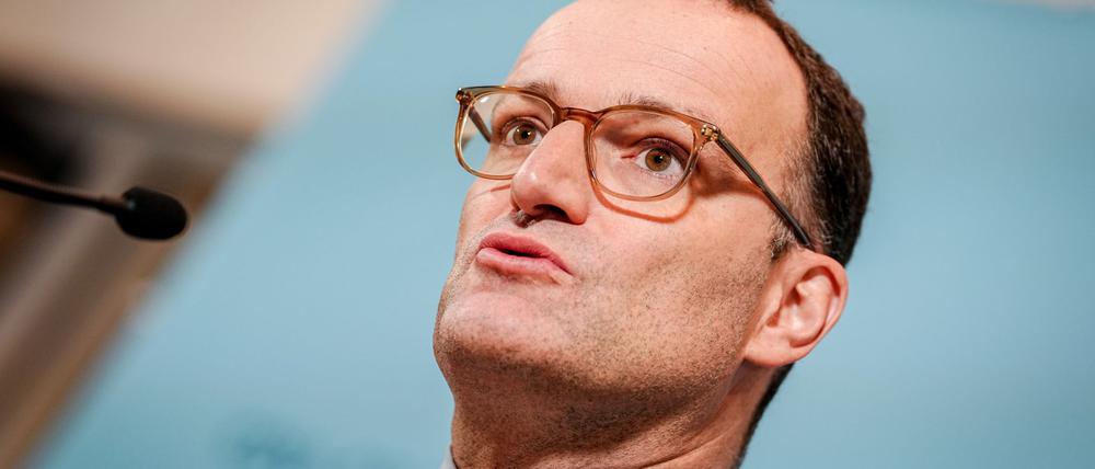 Jens Spahn, Vorsitzender der Unions-Fraktion im Bundestag, gibt zu Beginn der Sitzung seiner Bundestagsfraktion eine Pressekonferenz. 