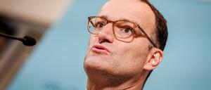 Jens Spahn, Vorsitzender der Unions-Fraktion im Bundestag, gibt zu Beginn der Sitzung seiner Bundestagsfraktion eine Pressekonferenz. 