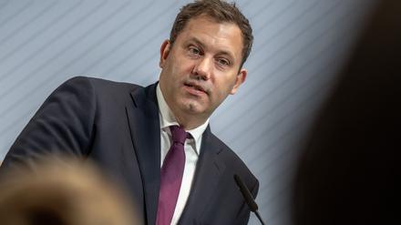 Lars Klingbeil (SPD), Bundesminister der Finanzen, spricht bei der Konferenz zur Neuausrichtung der Entwicklungspolitik. 