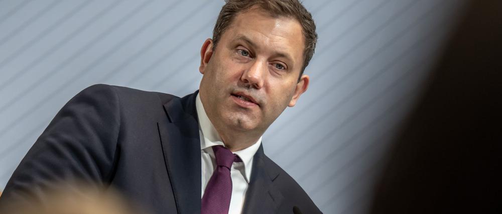 Lars Klingbeil (SPD), Bundesminister der Finanzen, spricht bei der Konferenz zur Neuausrichtung der Entwicklungspolitik. 