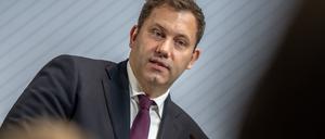Lars Klingbeil (SPD), Bundesminister der Finanzen, spricht bei der Konferenz zur Neuausrichtung der Entwicklungspolitik. 