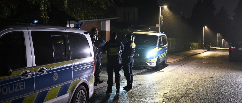 Auch am Morgen nach der Tat standen Polizeiautos vor dem Haus der Bürgermeisterin.