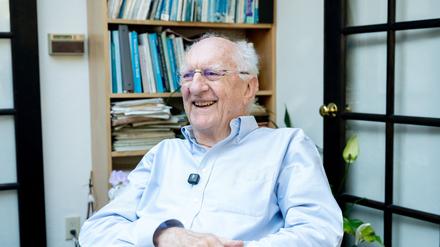 „Wenn das anhält, wird es katastrophal sein“, John Clarke in seinem Haus in Berkeley, nachdem er den Nobelpreis für Physik erhalten hat.