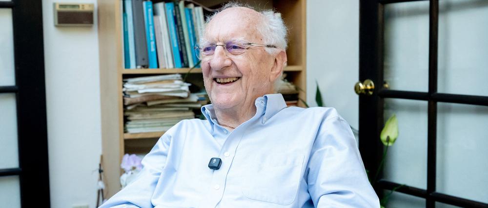 „Wenn das anhält, wird es katastrophal sein“, John Clarke in seinem Haus in Berkeley, nachdem er den Nobelpreis für Physik erhalten hat.