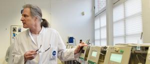 Olfert Landt, Geschäftsführer von TIB Molbiol in Berlin-Tempelhof, entwickelt und produziert mit seiner Firma Modular-Kit-Sets für den Test gegen das neue Virus Corona. 