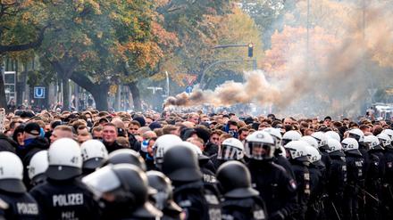 Aufeinandertreffen von Polizei und Fans bei einem Fußballspiel (Archivbild) 