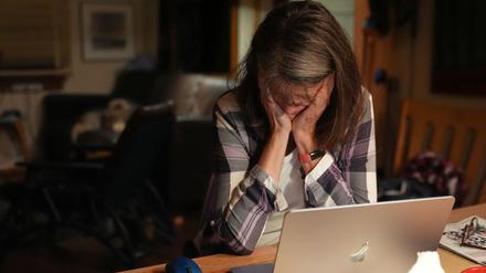 Nobelpreisträgerin Brunkow wird in den USA mitten in der Nacht von Fotografen zuhause überrascht.