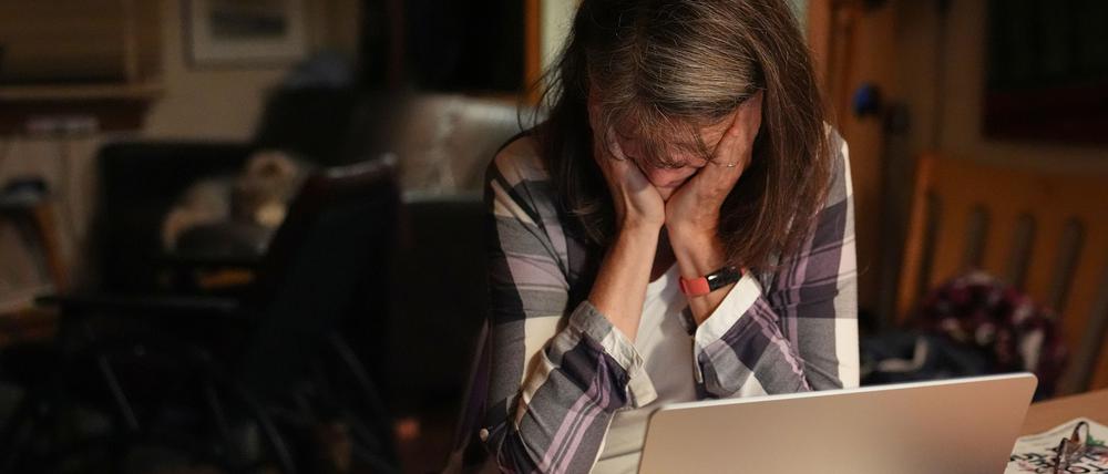 Nobelpreisträgerin Brunkow wird in den USA mitten in der Nacht von Fotografen zuhause überrascht.