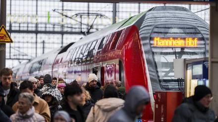 Ein Zug nach Mannheim über die generalsanierte Riedbahnstrecke steht im Hauptbahnhof bereit.