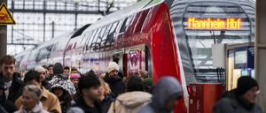 Ein Zug nach Mannheim über die generalsanierte Riedbahnstrecke steht im Hauptbahnhof bereit.