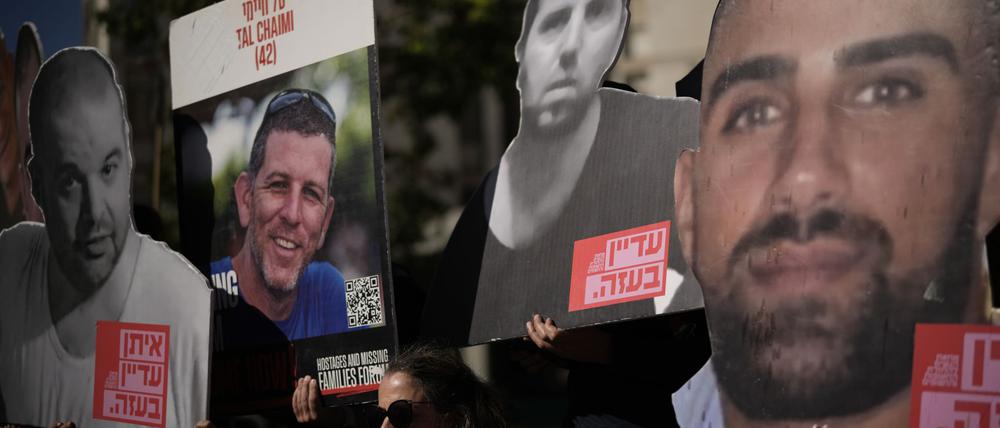 07.10.2025, Israel, Jerusalem: Angehörige und Unterstützer von israelischen Geiseln, die von der Hamas im Gazastreifen festgehalten werden, halten Plakate mit den Porträts ihrer Angehörigen während einer Demonstration am zweiten Jahrestag des grenzüberschreitenden Angriffs der Hamas auf Israel am 7. Oktober 2023, der den anhaltenden Krieg im Gazastreifen auslöste, und fordern ihre sofortige Freilassung. Foto: Leo Correa/AP/dpa +++ dpa-Bildfunk +++