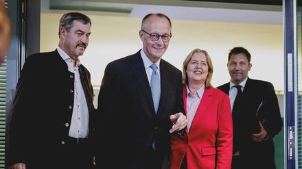 Markus Söder, Ministerpräsident von Bayern, Friedrich Merz, CDU, Bundeskanzler, Bärbel Bas, SPD, Bundesministerin für Arbeit und Soziales, und Lars Klingbeil, Bundesminister der Finanzen, aufgenommen im Rahmen einer Pressekonferenz nach der Sitzung vom Koalitionsausschuss in Berlin, 3.9.2025. 