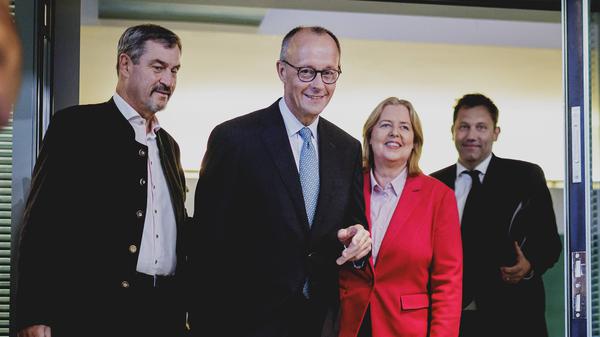 Markus Söder, Ministerpräsident von Bayern, Friedrich Merz, CDU, Bundeskanzler, Bärbel Bas, SPD, Bundesministerin für Arbeit und Soziales, und Lars Klingbeil, Bundesminister der Finanzen, aufgenommen im Rahmen einer Pressekonferenz nach der Sitzung vom Koalitionsausschuss in Berlin, 3.9.2025. 
