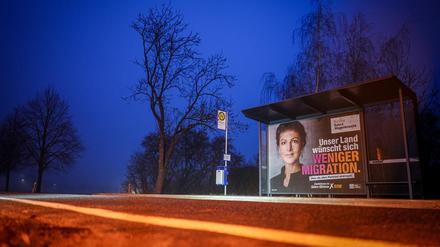 Ein Wahlplakat mit Sahra Wagenknecht ist am frühen Morgen an einer Bushaltestelle zu sehen.