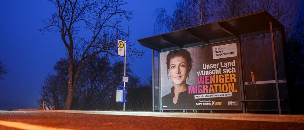 Ein Wahlplakat mit Sahra Wagenknecht ist am frühen Morgen an einer Bushaltestelle zu sehen.